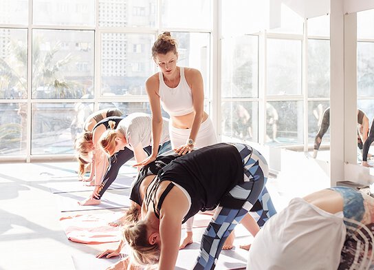 Yogainstruktör ger vägledning på yogaklassen.